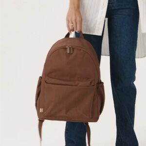 The BÉISics Backpack 
in Maple